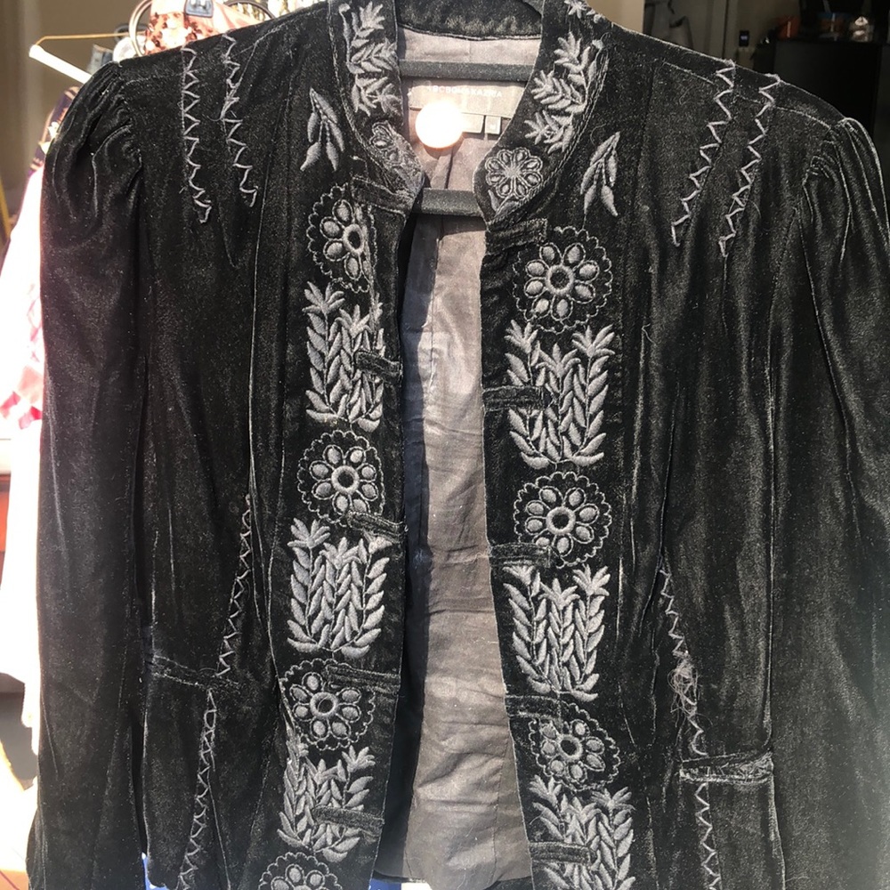 COPY - Cute velvet jacket with embroidered detail…
